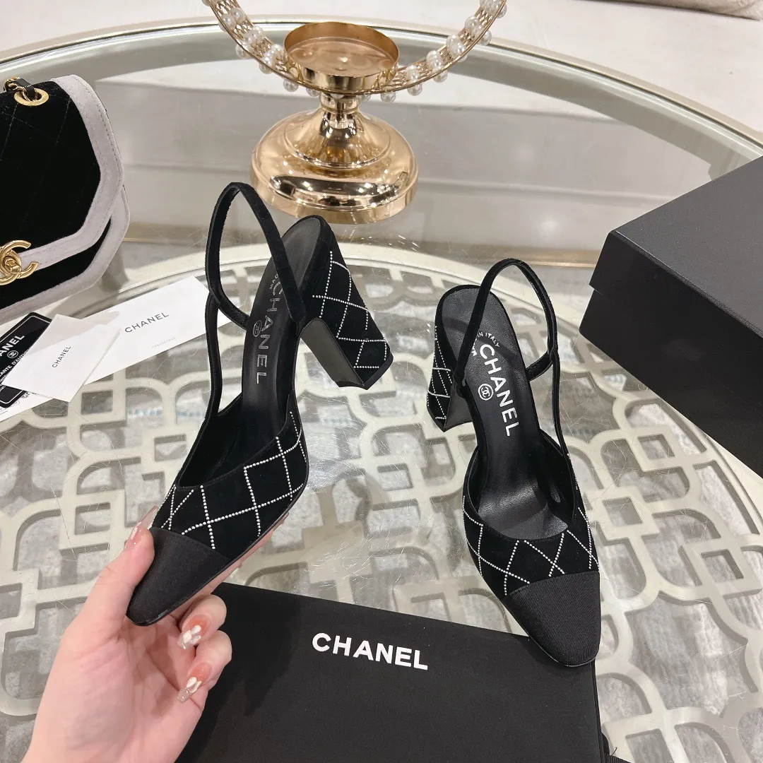 💕💕Factory direct selling price p540💕💕 CHANEL Xiangjia 25vs spring and summer new fashion sandals series... Chanel is a very comprehensive noble fashion lifestyle brand. The same models are sold by major fashion bloggers and celebrities in Hong Kong, the United States, and other countries. They are simply beautiful. I fall in love with elegance and the playful sense of the future. I want to own them right away just by looking at them. But you can really think about a pair of exquisite high heels. This series is specially designed for extraordinary and indifferent ladies to create a unique overall effect. CHANEL designs products that inspire women to move forward and highlight their charm... 1️⃣Material: original customized high mercerized sheepskin 2️⃣Inner lining: original customized imported sheepskin 3️⃣Feet: original customized imported sheepskin 4️⃣Outsole: genuine leather sole imported from Italy 5️⃣Heel height: 2.5cm/6.5cm/9cm 6️⃣Number: 34-43 (34.40.41.42.43 customized is not returnable) 7️⃣Packaging: The latest and exquisite full set of packaging at the counter